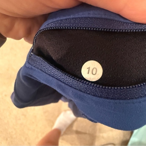 Lululemon Women’s Blue Cropped Athletic Active Leggings Sz 10 - Picture 7 of 7
